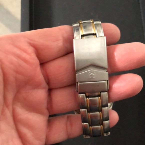 Men’s wenger Swiss quartz watch w/dual tone band - Picture 7 of 8